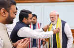 राष्ट्रीय हथकरघा दिवस: विजय चिंतकायला ने पीएम मोदी को मंगलगिरी शॉल भेंट किया
