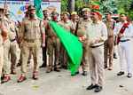 वाराणसी: जिलाधिकारी ने कलेक्ट्रेट से तिरंगा यात्रा को हरी झंडी दिखाकर किया रवाना