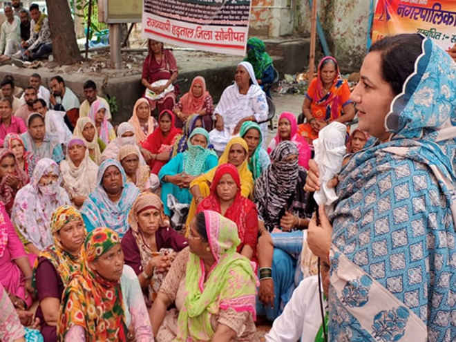 सोनीपत:सफाई कर्मचारियों की मांगों के समर्थन में उतरी इनेलो