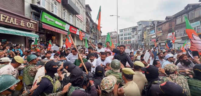 श्रीनगर में एनसी और भाजपा का आमने-सामने विरोध प्रदर्शन, पुलिस ने दोनों दलों के मार्च को रोका
