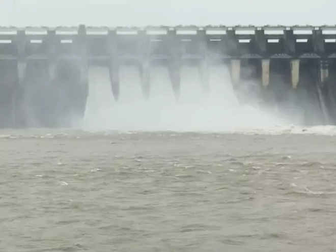 जबलपुर: बरगी बांध का जलस्तर बढ़ा, 5 गेट खोलकर छोड़ा 760 क्यूमेक पानी, तटीय इलाकों में अलर्ट