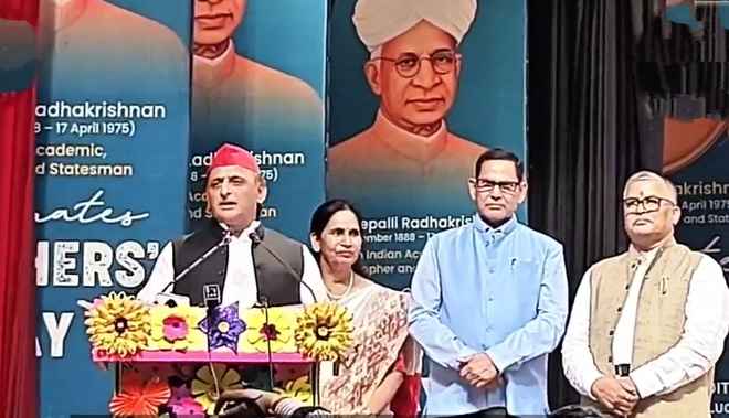 शिक्षक ही भविष्य के निर्माता, सत्ता में आए तो बंद स्कूल खोलेंगे: अखिलेश यादव