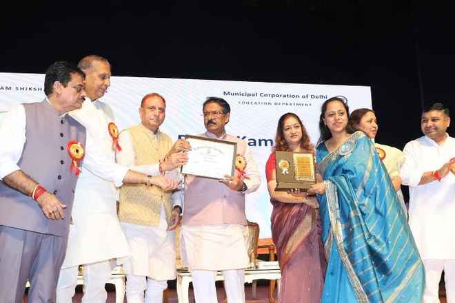 दिल्ली प्रदेश भाजपा अध्यक्ष ने निगम शिक्षकों को किया सम्मानित