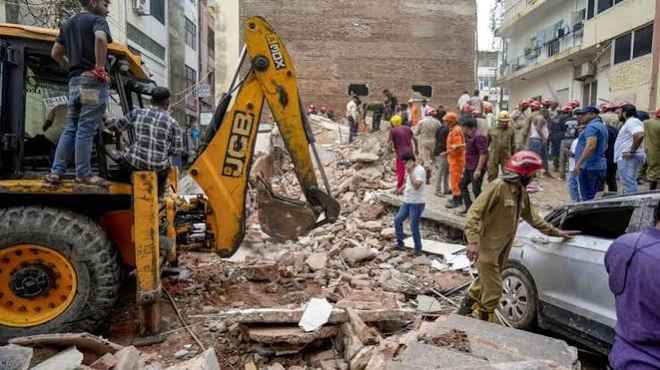 सत्य निकेतन इलाके में गिरी इमारत बचाव कार्य जारी