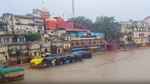 चित्रकूट: मंदाकिनी नदी का जलस्तर बढ़ने से घाट, मंदिर और दुकानें जलमग्न; स्कूल-कॉलेज बंद, अलर्ट जारी